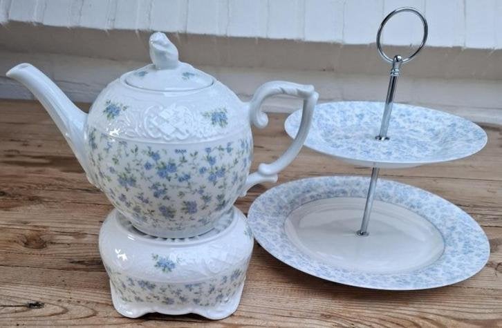 Licht blauwe bloemetjes/ roosjes servies, leuk voor high tea, -, Comme neuf, Autres types, Autres styles