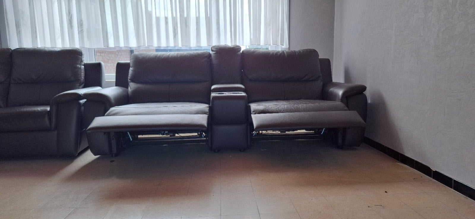 Fauteuil inclinable 4 places en cuir marron - électrique, 75 à 100 cm, Banc droit, Comme neuf, Enlèvement