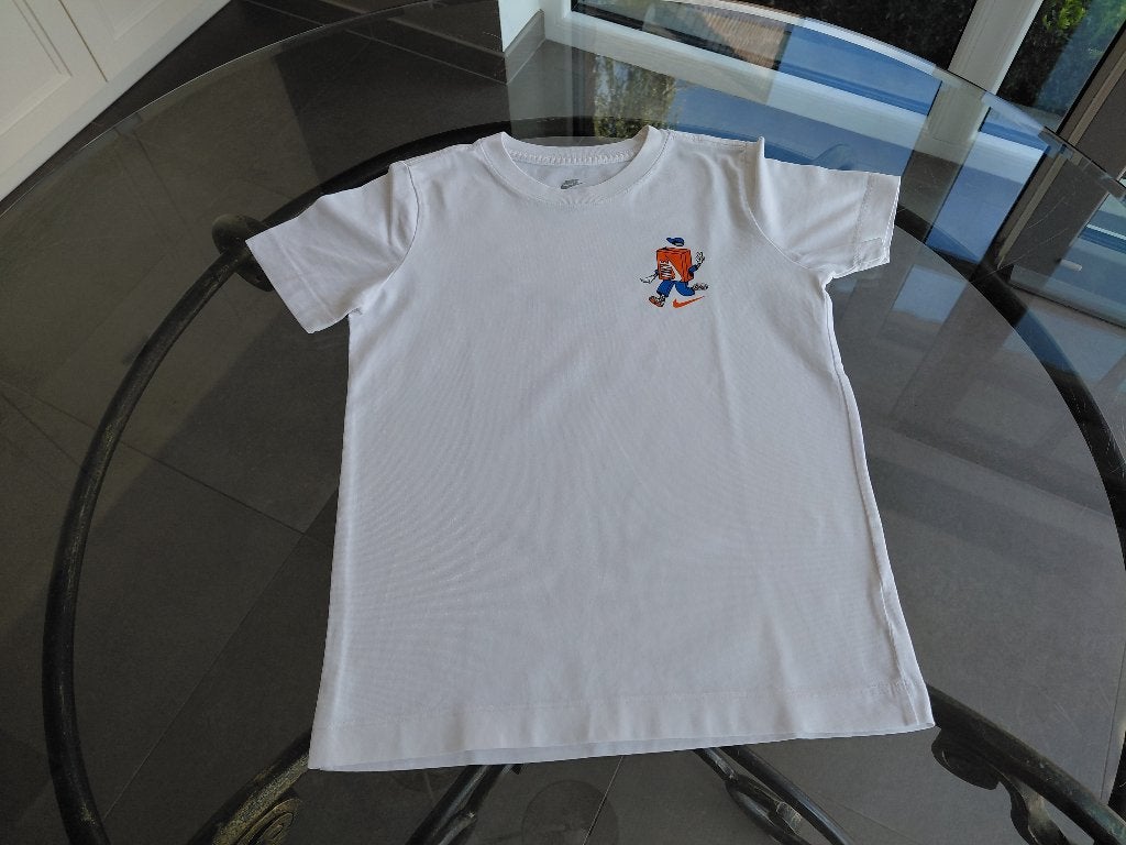T-shirt Nike 128/137cm, Enfants & Bébés, Garçon ou Fille, Enlèvement ou Envoi, Autres types, Comme neuf