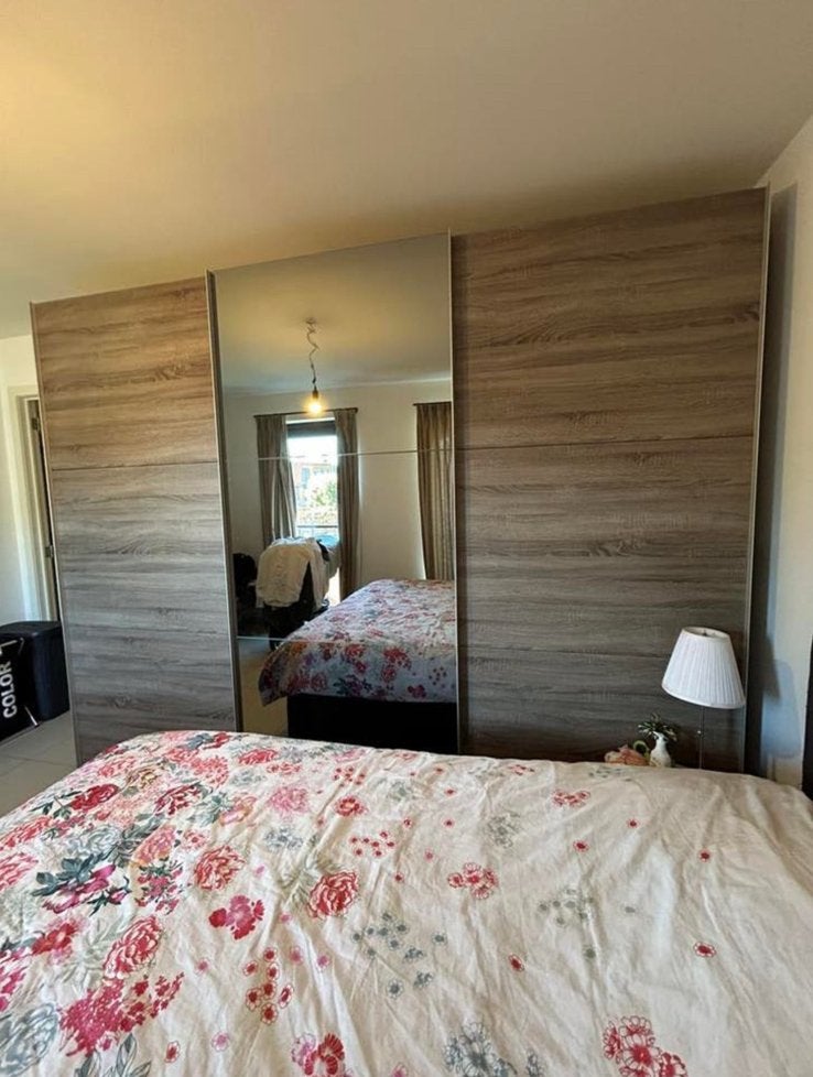 Grote kleerkast met schuifdeuren en spiegel, Huis en Inrichting, Kasten | Kleerkasten, Ophalen, 200 cm of meer, Met plank(en)