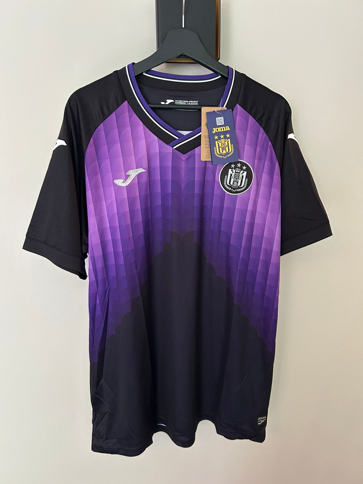 RSC Anderlecht 4th Shirt “Grand Jojo” Tribute 2025/2026, Sports & Fitness, Plus grand que la taille XL, Enlèvement ou Envoi, Neuf