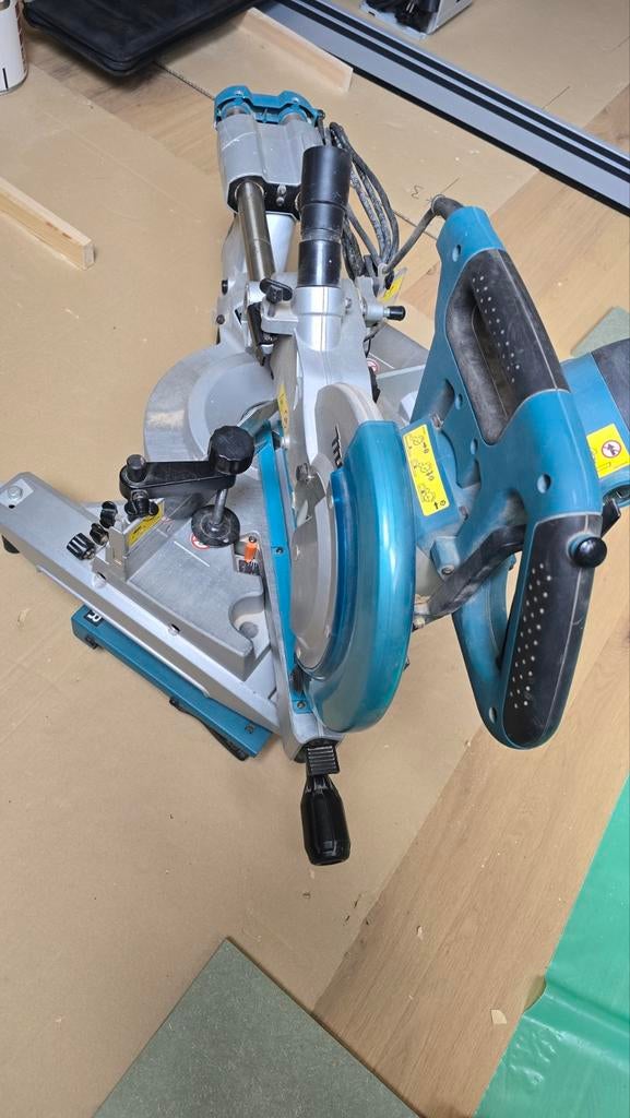 Makita Scie à onglet radiale, Bricolage & Construction, Outillage | Scies mécaniques, Enlèvement, Scie à onglet