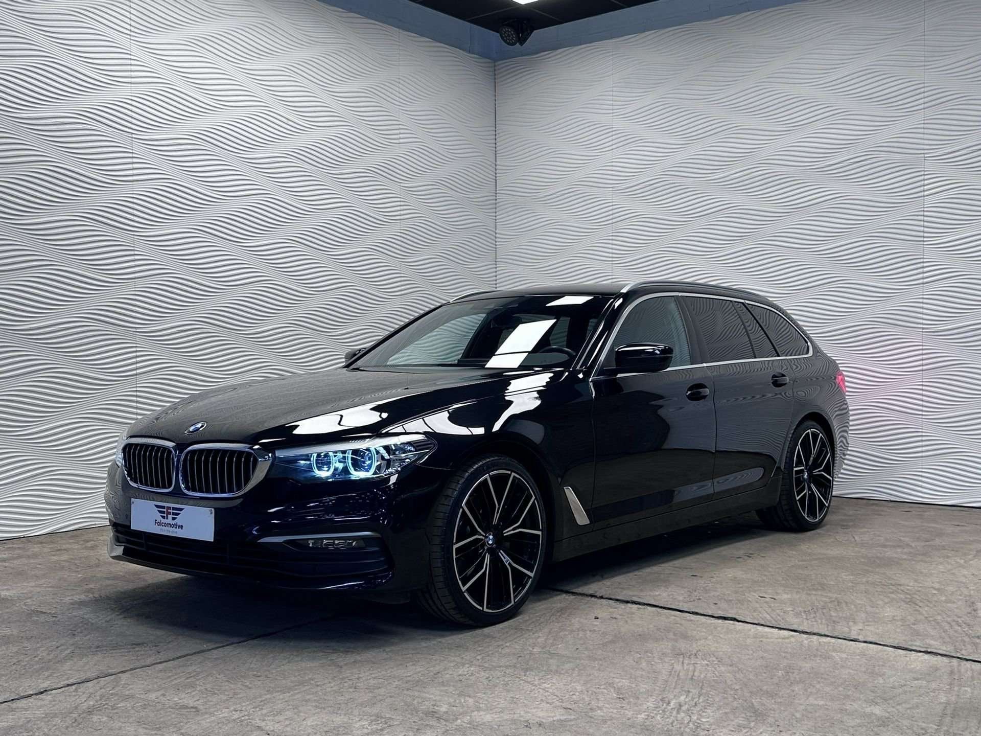BMW 5-Serie 518d*AUT*CARPLAY*ZTLVERW.*LEDER*TOURING*, Auto's, 1995 cc, 136 pk, Zwart, Bedrijf