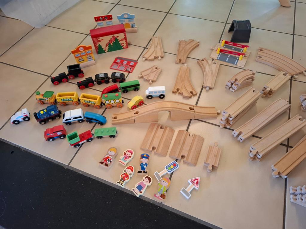 Houten treinbaan. Met heel veel onderdelen., Enlèvement