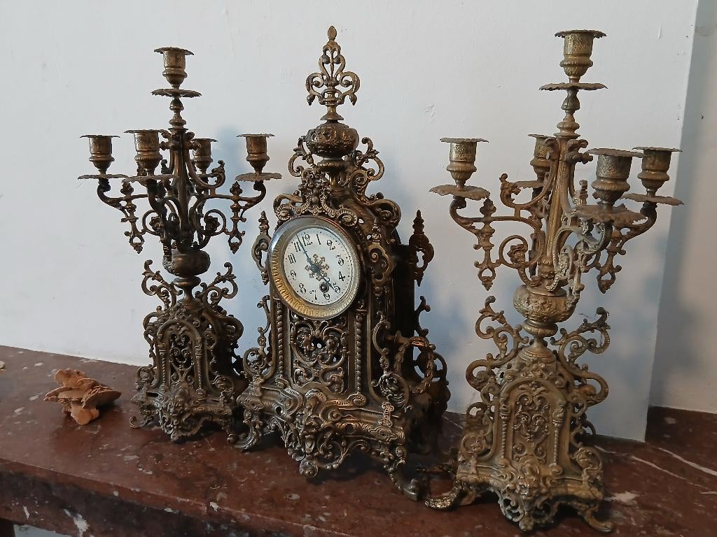 Garniture de cheminée en bronze doré style Louis XV, Enlèvement