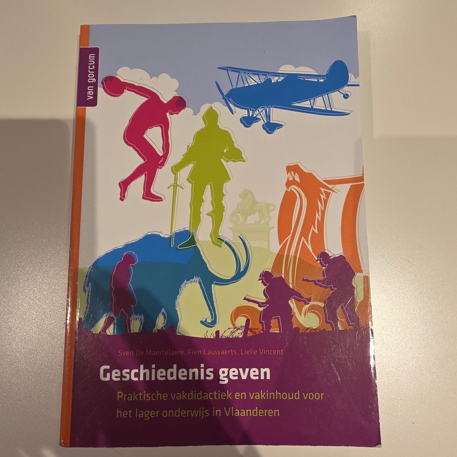 NIEUW ! Sven de Maertelaere - Geschiedenis geven, Enlèvement ou Envoi, Histoire, Sven de Maertelaere; Fien Lauwaerts; Lieke Vincent