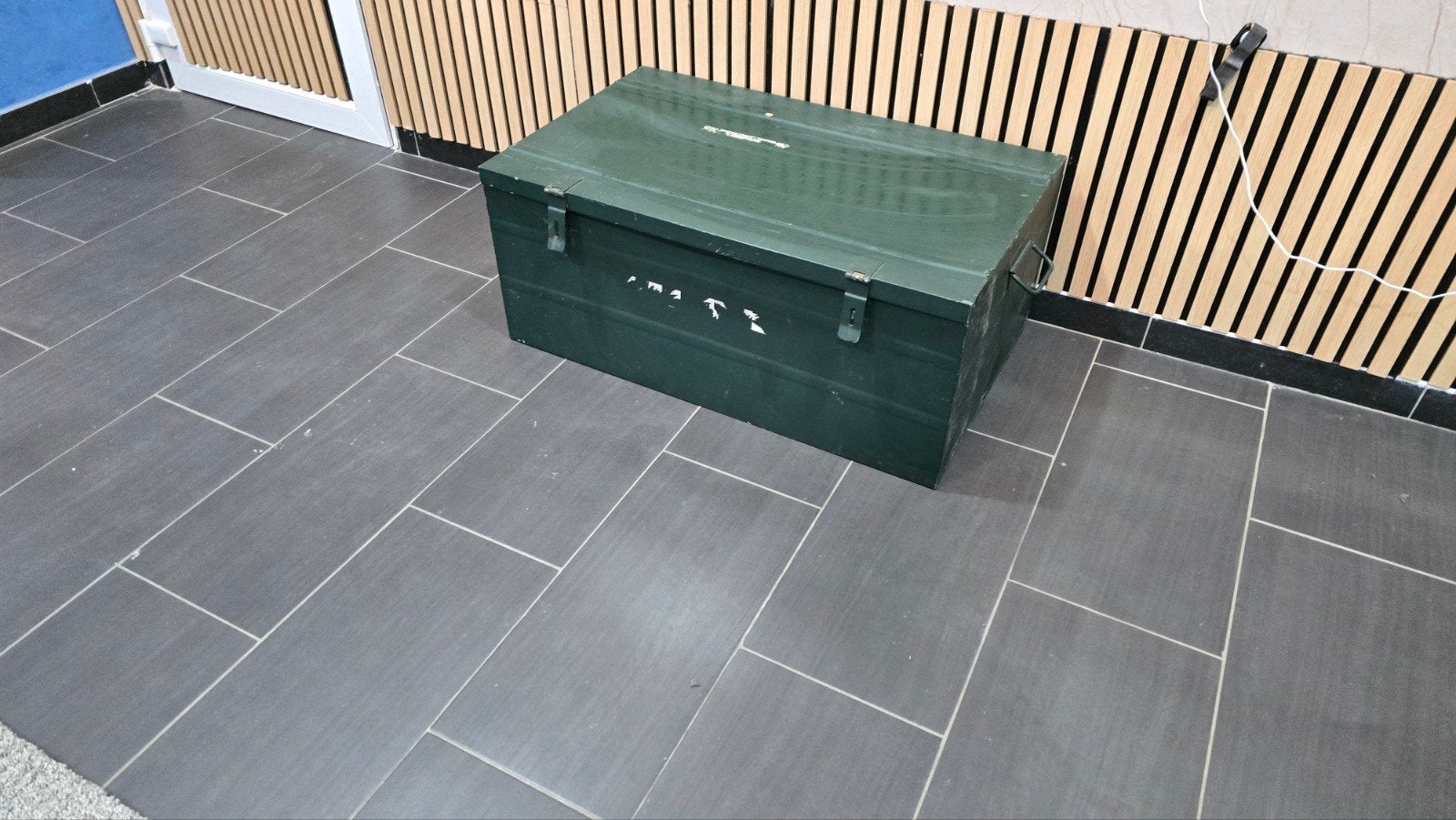 coffre en métal malle solide dimensions 90cm, Maison & Meubles, Accessoires pour la Maison | Coffres, Enlèvement ou Envoi