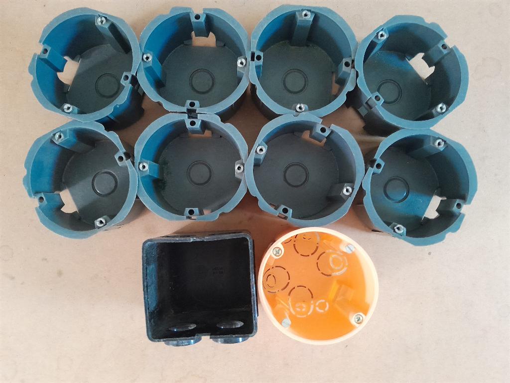 Blochets pour prise électrique (10 pièces) Prix 15€/lot., Bricolage & Construction, Électricité & Câbles, Enlèvement