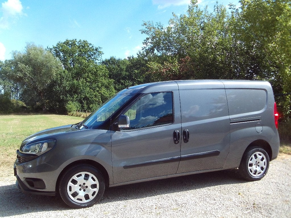 Fiat Doblo Cargo MAXI 25000KM ! Benzine/CNG Camera Nw st 021, Auto's, Bestelwagens en Lichte vracht, Voorwielaandrijving, Stof