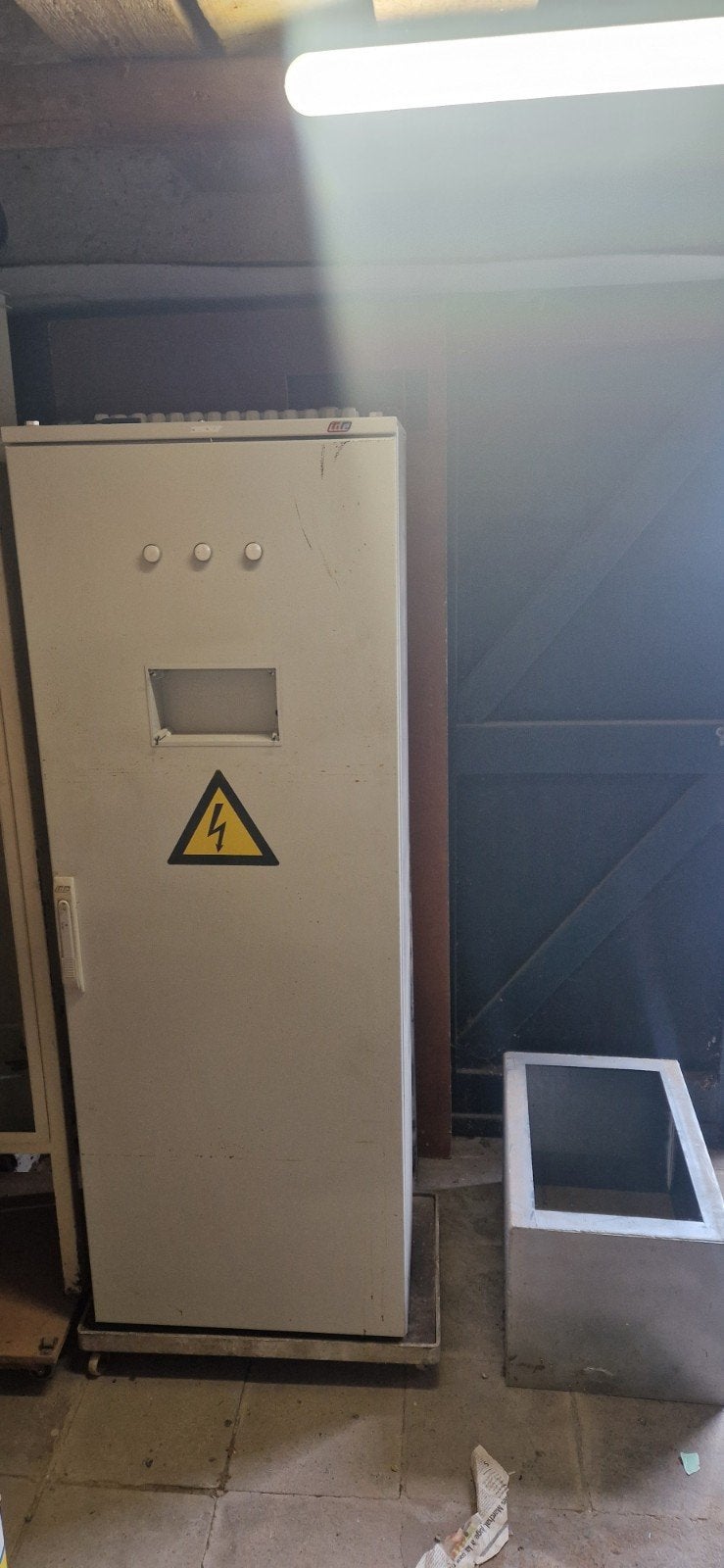 armoire électrique industriel + socle rehausseur, Enlèvement