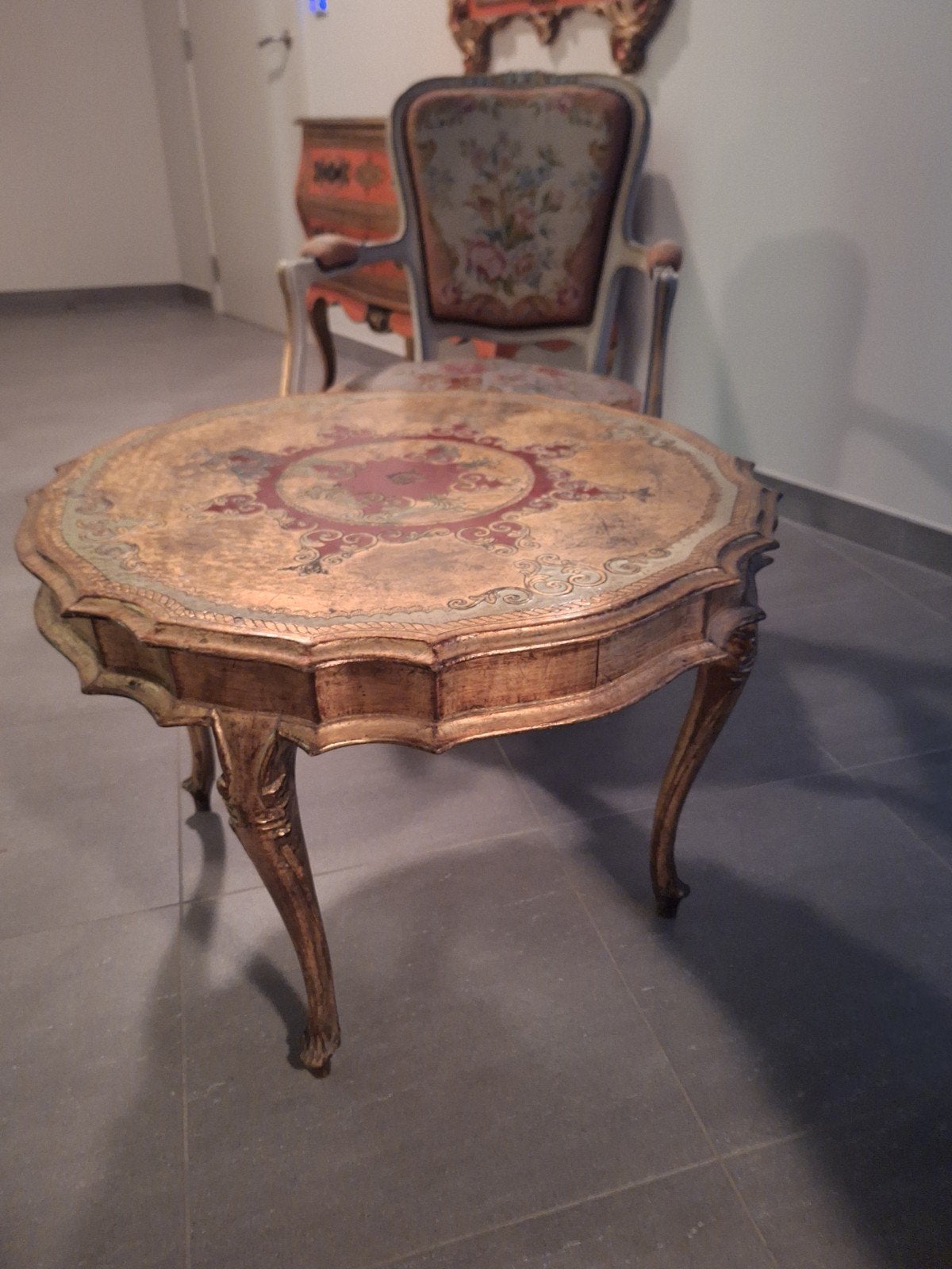 Table peinte à la main, Enlèvement