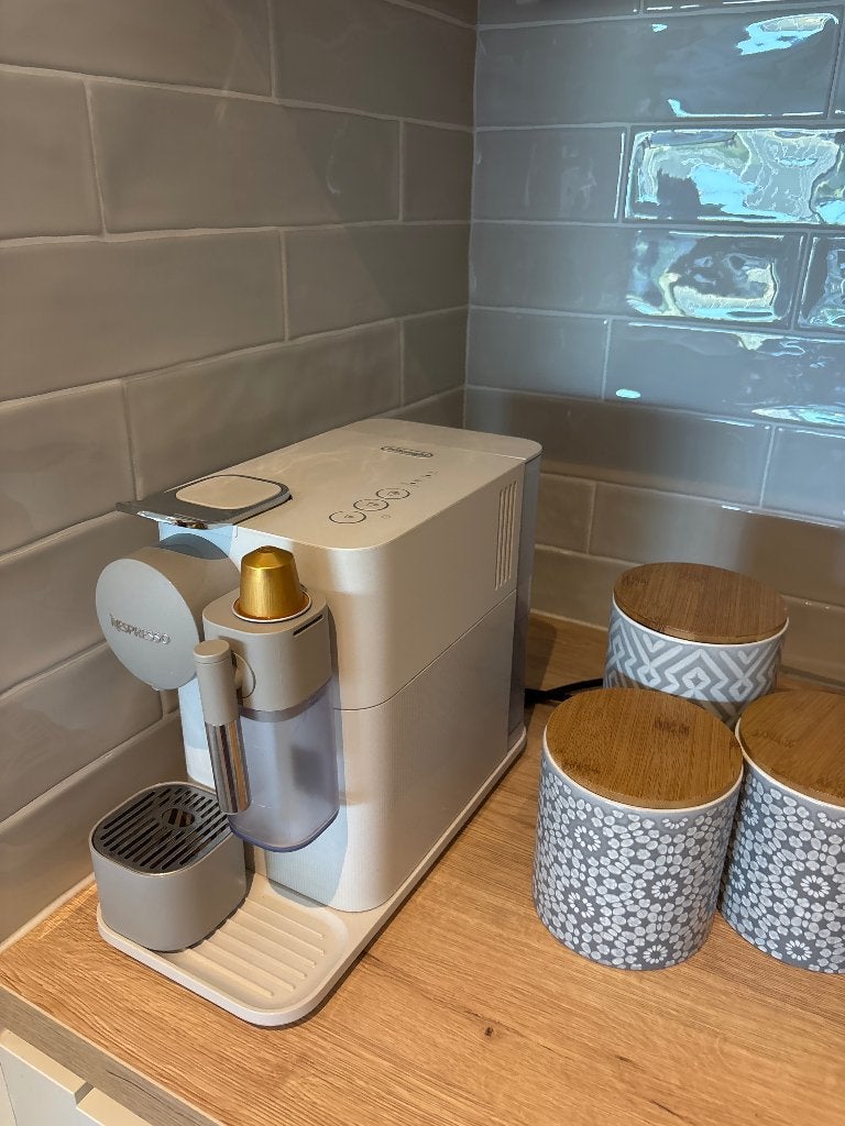 DeLonghi nespresso machine Lattissima One, Ophalen, Koffiemachine, Zo goed als nieuw, Koffiepads en cups