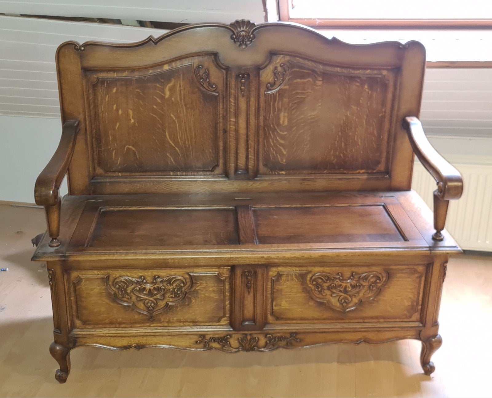 Banc coffre ancien en chêne massif – Style Louis XV / Rococo, Enlèvement