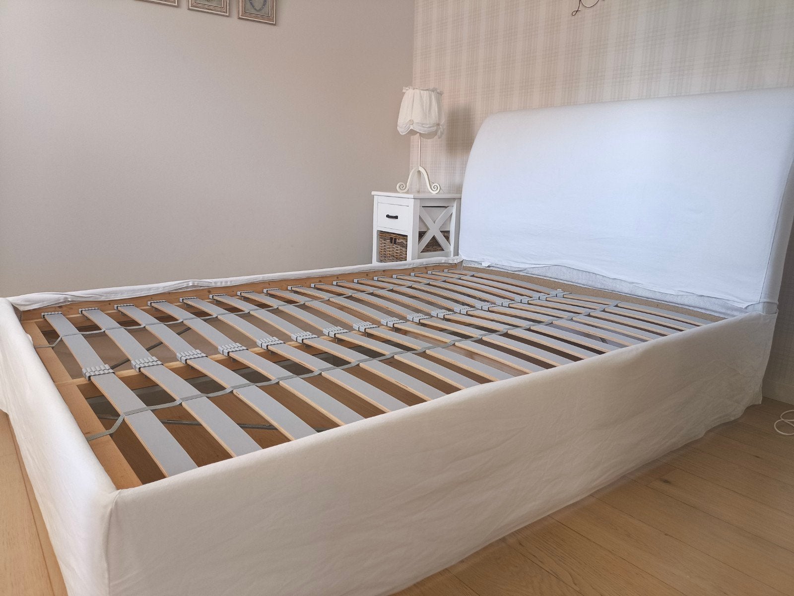 Wit bedframe met lattenbodem 140x200, Huis en Inrichting, Slaapkamer | Bedden, Ophalen, Wit