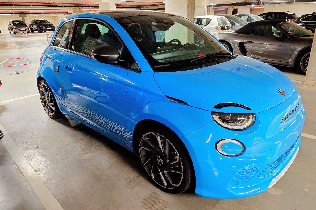 Abarth 500e Scorpionissima (première édition) - 09/2023, Autos, 0 kg, 0 kg, Noir, Automatique