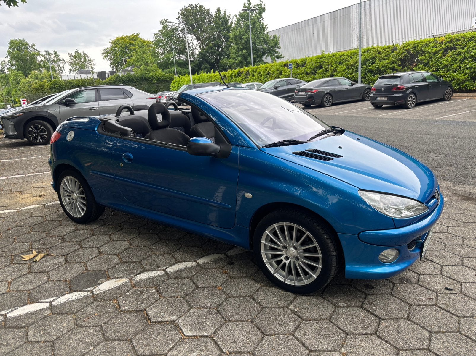 Mooie Peugeot 206 CC CC Cabrio in mooie staat .Gekeurd ., Auto's, Voorwielaandrijving, 4 zetels, Stof, Zwart