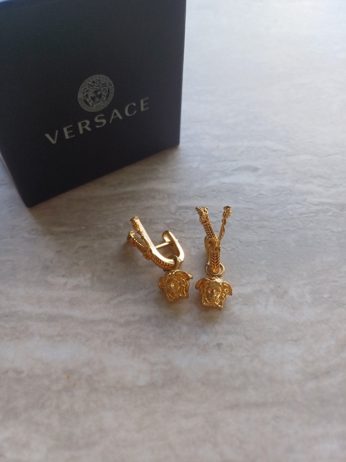 VERSACE Vitrus V oorbellen goud met bedeltjes, Handtassen en Accessoires, Oorbellen, Ophalen, Hangers, Nieuw, Goud