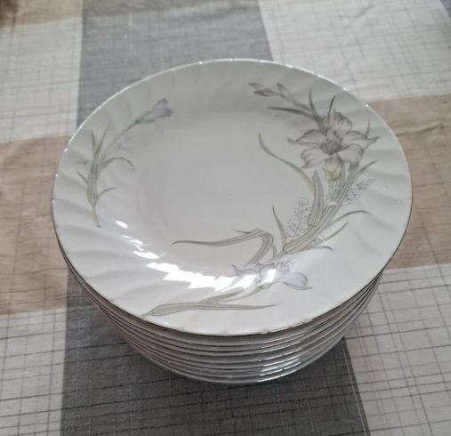 Servies met bloemetjes, Huis en Inrichting, Ophalen, Zo goed als nieuw, Compleet servies, Klassiek