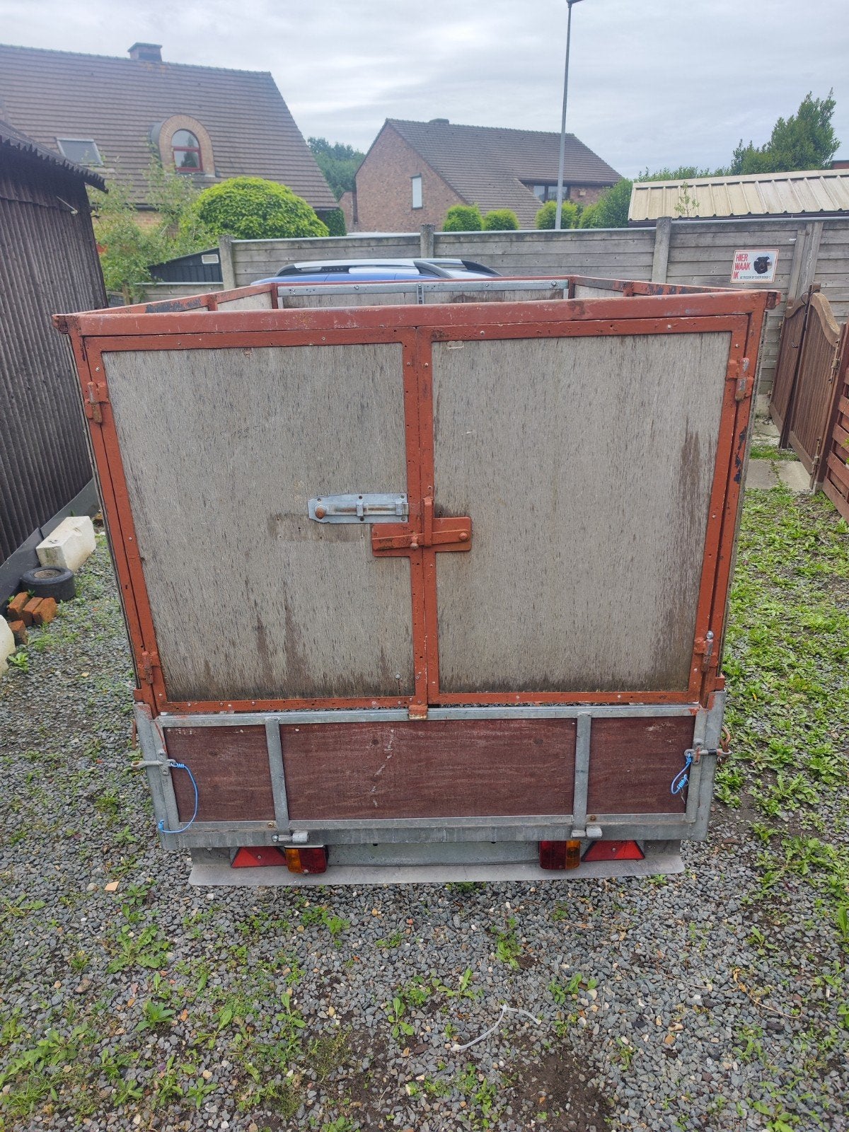 Bak voor snoeiafval voor op aanhangwagen te plaatsen, Ophalen