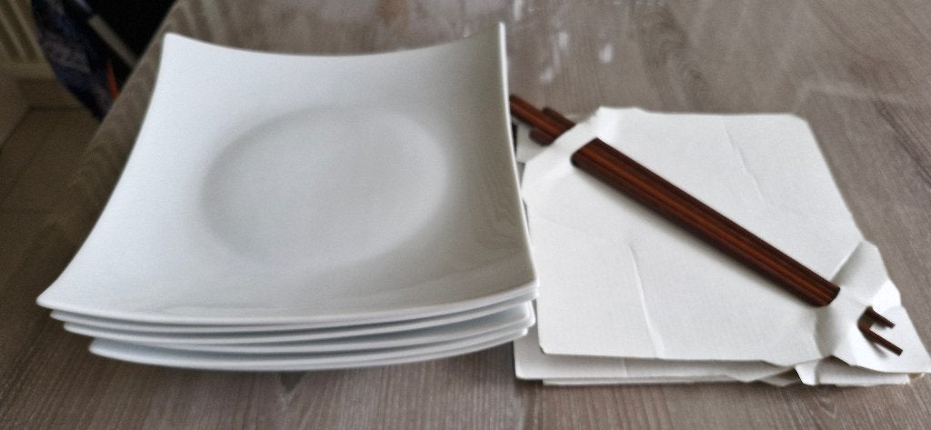 6 vierkante lichtgebogen borden, Maison & Meubles, Cuisine | Vaisselle, Assiettes(s), Asiatique, Comme neuf, Enlèvement