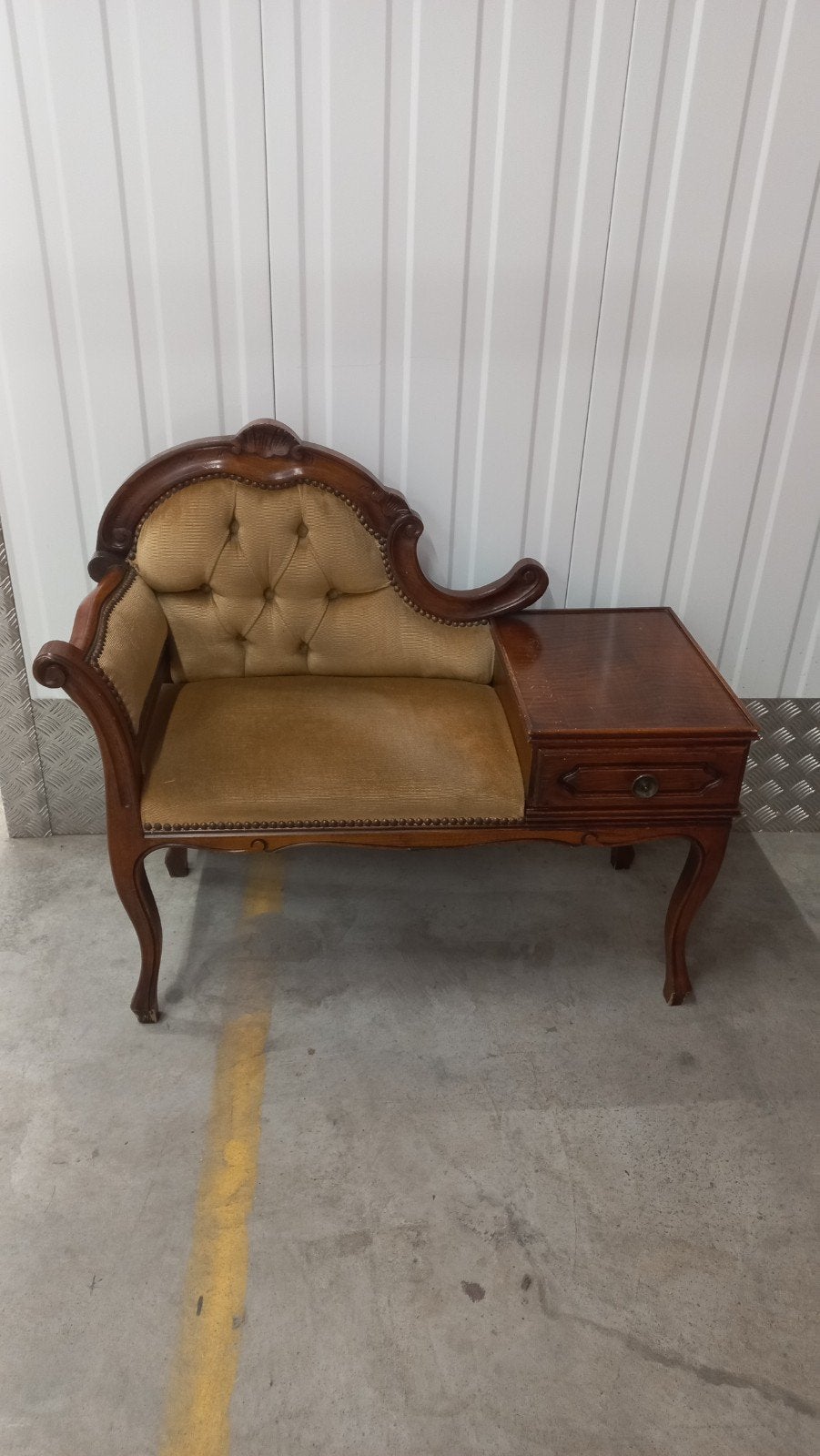 Banc vintage retro avec méridienne tissu velours capitonné, Antiquités & Art, Enlèvement ou Envoi