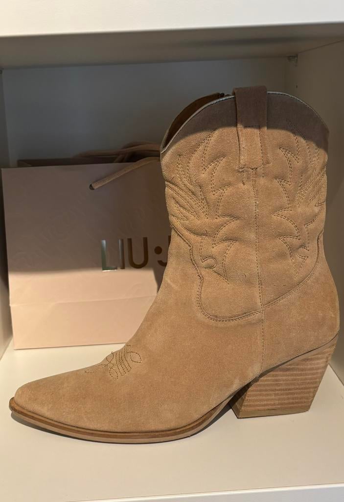 Bottes daim brun, Enlèvement