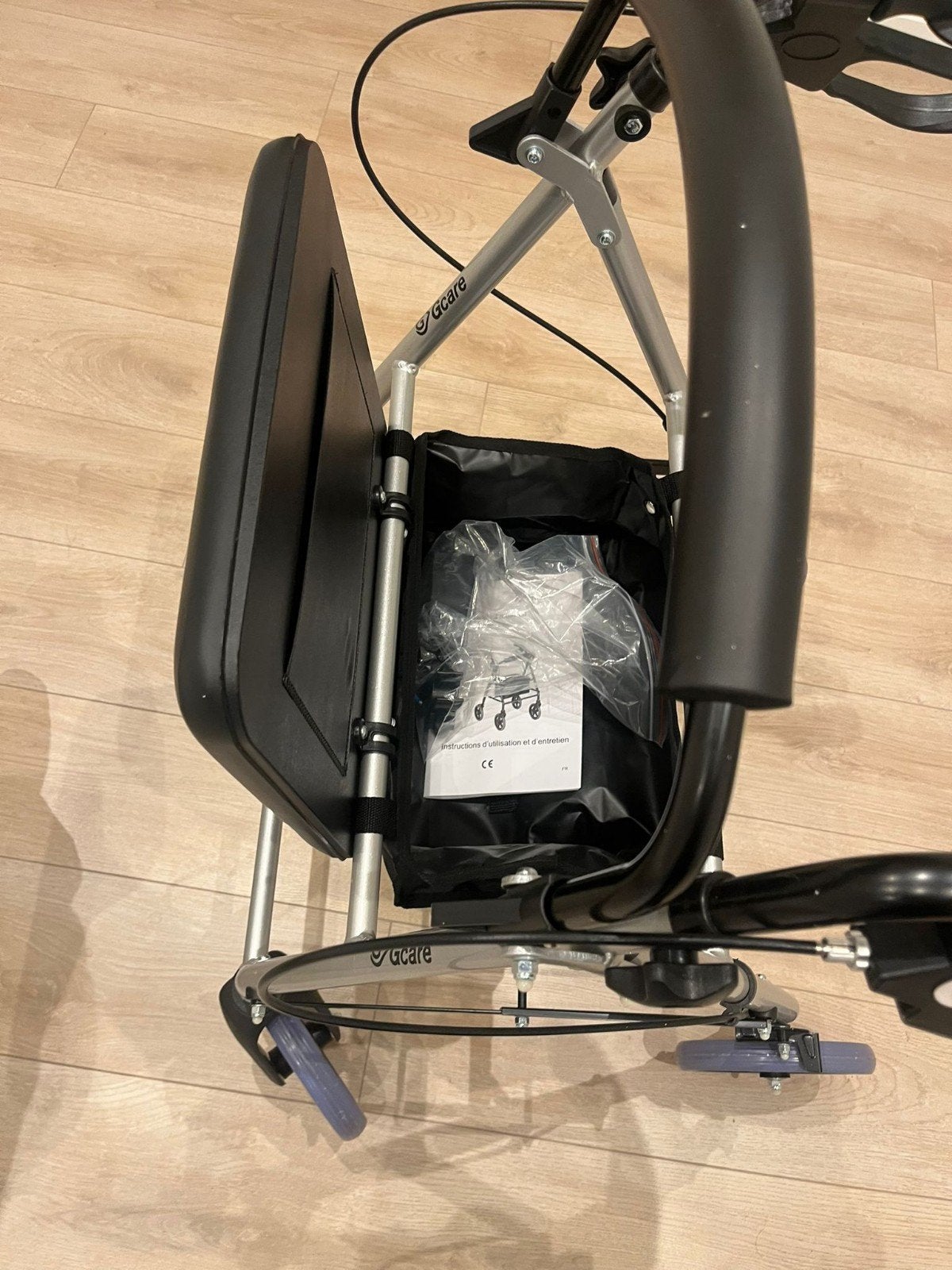 • Look moderne
• Le rollator est équipé d’un sac à provision