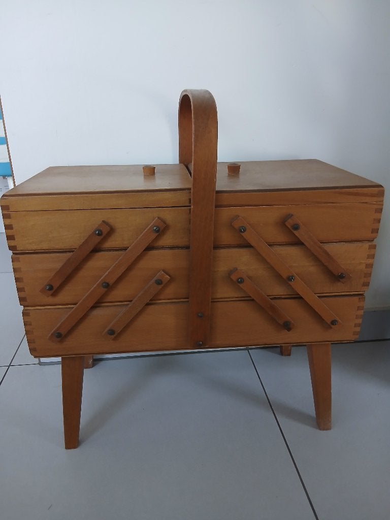 Naaikist hout op pootjes uitklapbaar, Antiek en Kunst, Ophalen