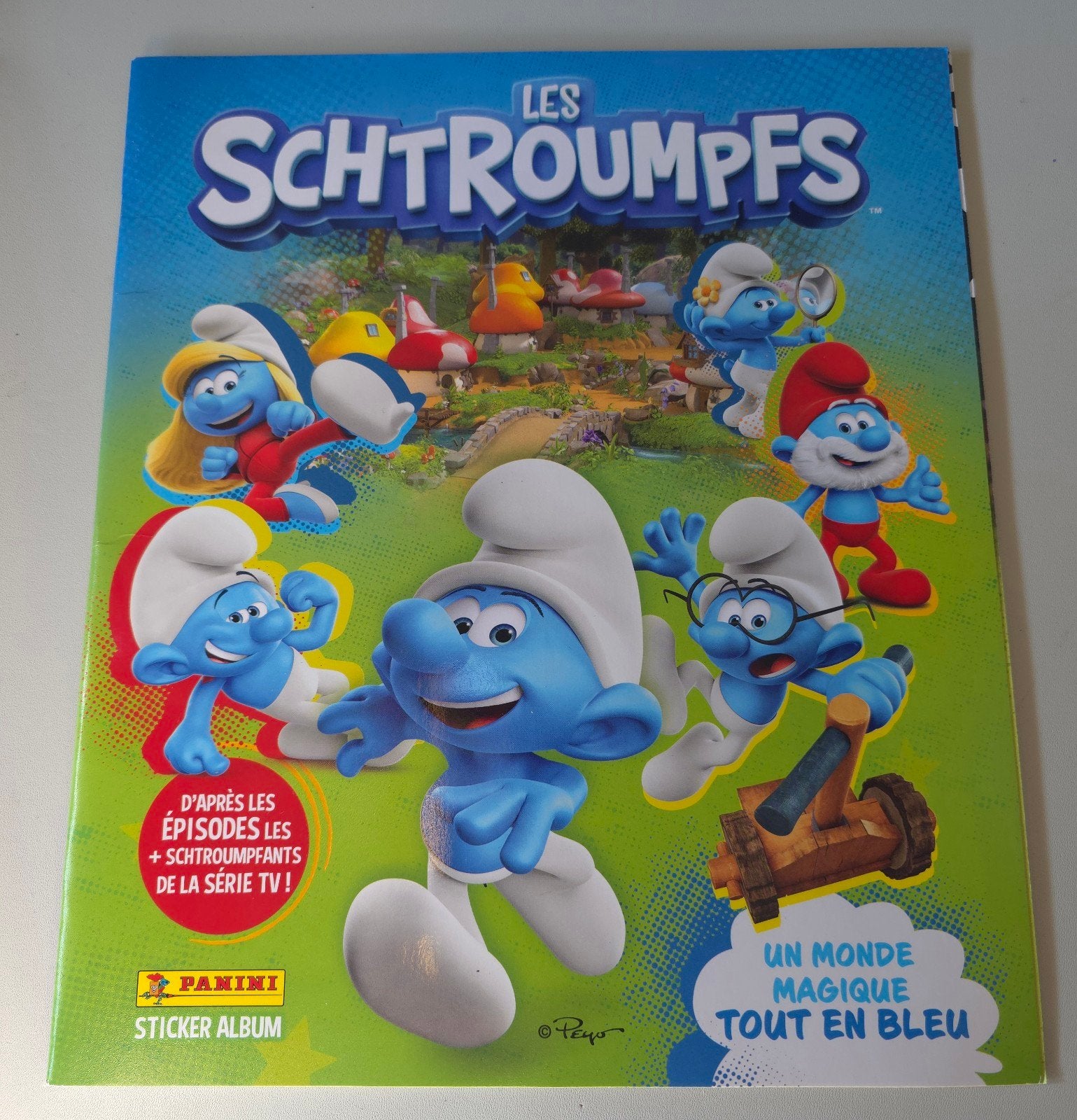 Album Schtroumpf Panini Un Monde Magique tout en bleu neuf, Verzamelen, Smurfen, Verzenden, Nieuw, Verschillende Smurfen, Stripboek