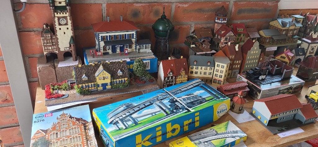 VEEL MOOIE GEBOUWEN - UITKIEZEN - zie 24 foto's, Hobby en Vrije tijd, Modeltreinen | H0, Ophalen of Verzenden