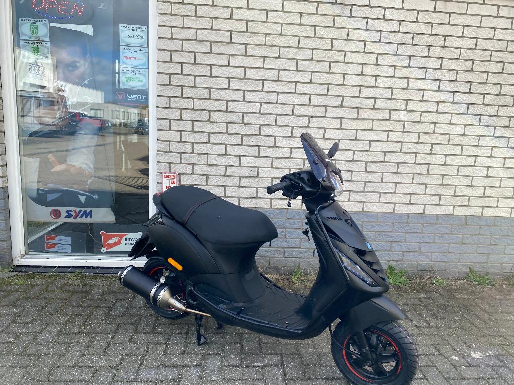 JONGE PIAGGIO ZIP SP 45 4-T MAT BLACK BROM BJ2024 1500KM, Fietsen en Brommers, Scooters | Overige merken, Zo goed als nieuw, Klasse B (45 km/u)