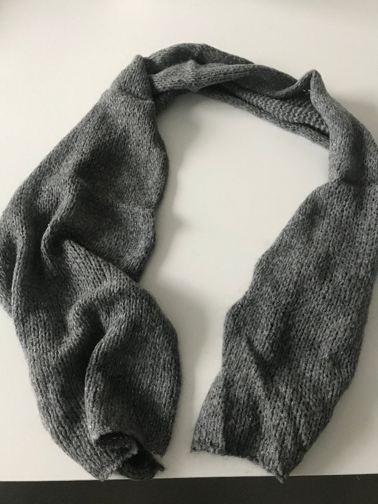 Grijze sjaal, in perfecte staat!, Kleding | Dames, Ophalen of Verzenden, Zo goed als nieuw, Maat 36 (S), Sjaal