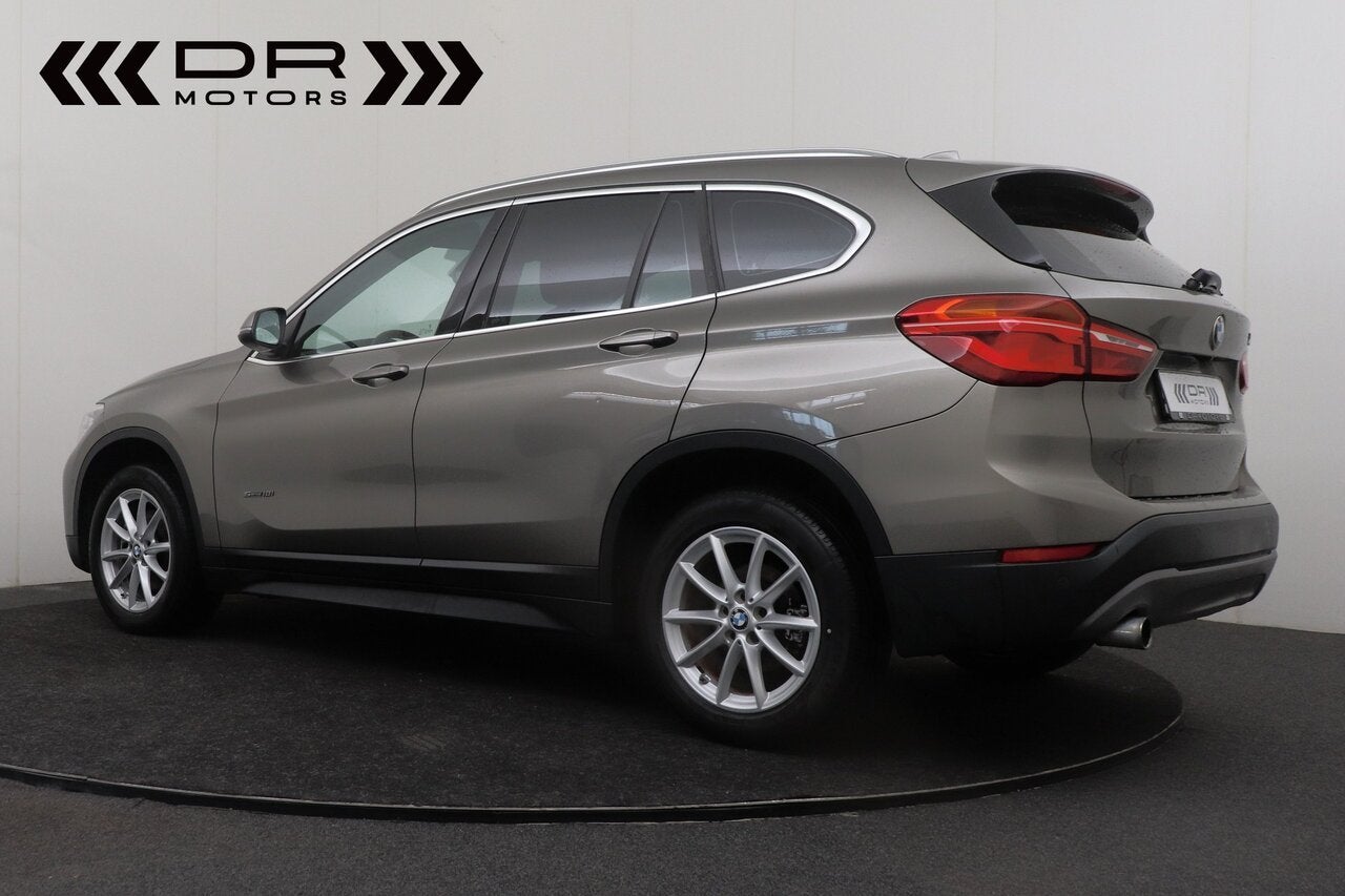 BMW X1 HEAD UP - CAMERA - KEYLESS ACCES, Overige kleuren, 124 g/km, Bedrijf, 5 zetels