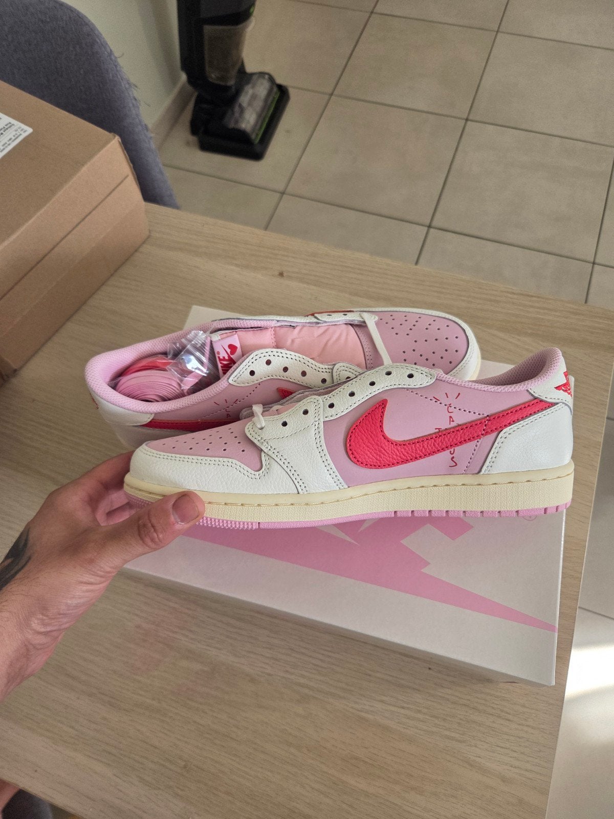 AIR JORDAN 1 LOW x TRAVIS SCOTT "SHY PINK, Enlèvement ou Envoi, Blanc
