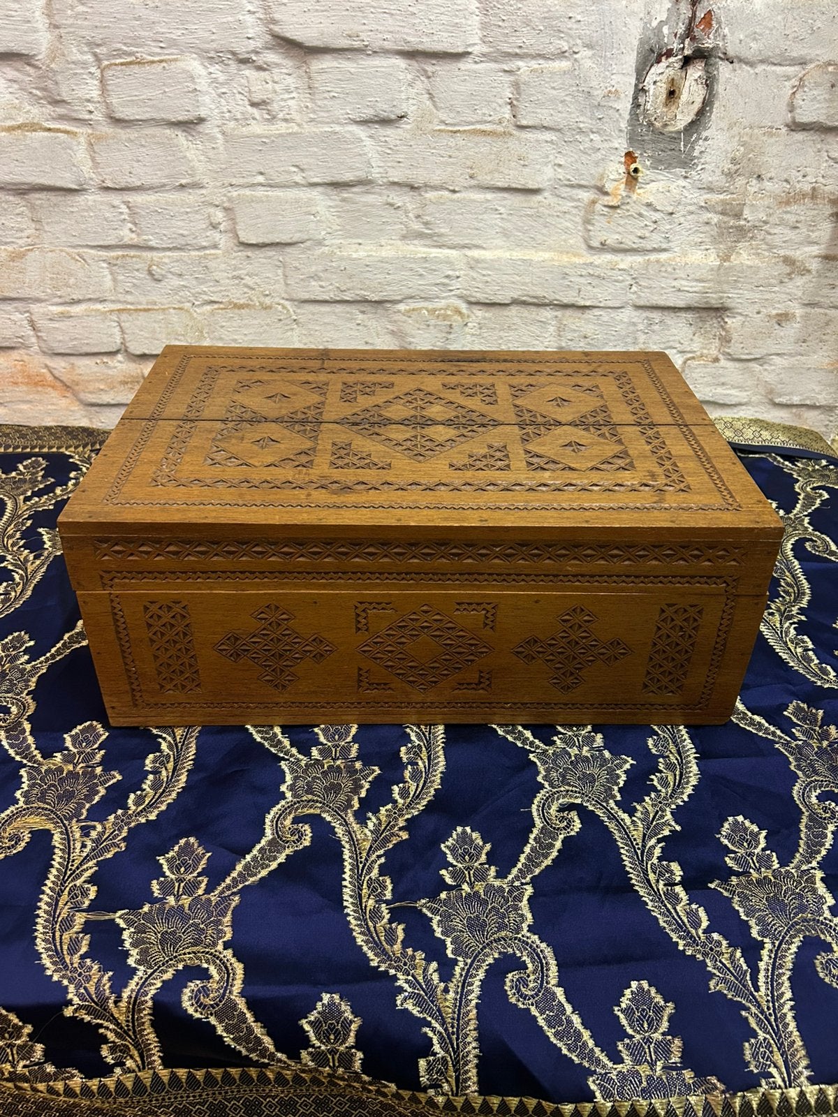 Grand coffret ancien en bois sculpté – motifs géométriques, Enlèvement, Utilisé