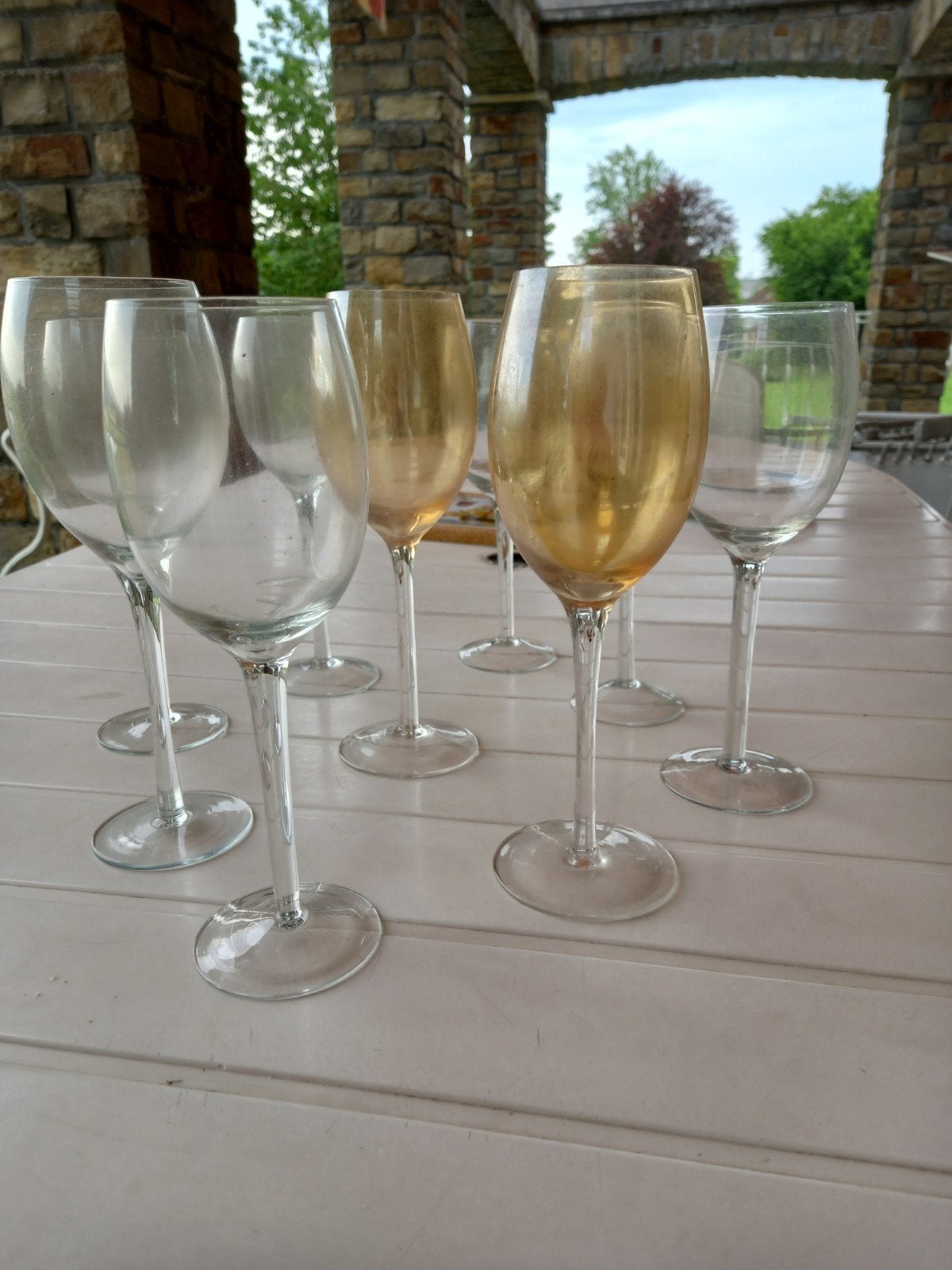 9 verres à vin, dont 2 colorés., Enlèvement