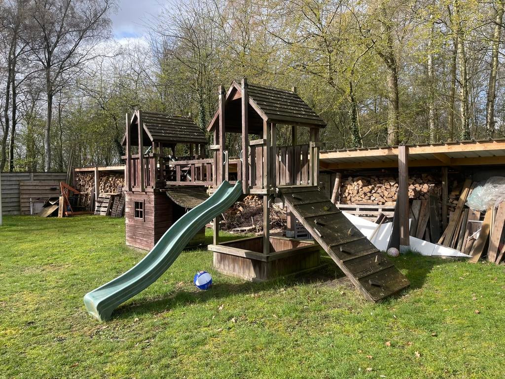 Speelhuisje met 2 torens, Kinderen en Baby's, Speelgoed | Buiten | Speeltoestellen, Ophalen, Gebruikt, Klimtouw