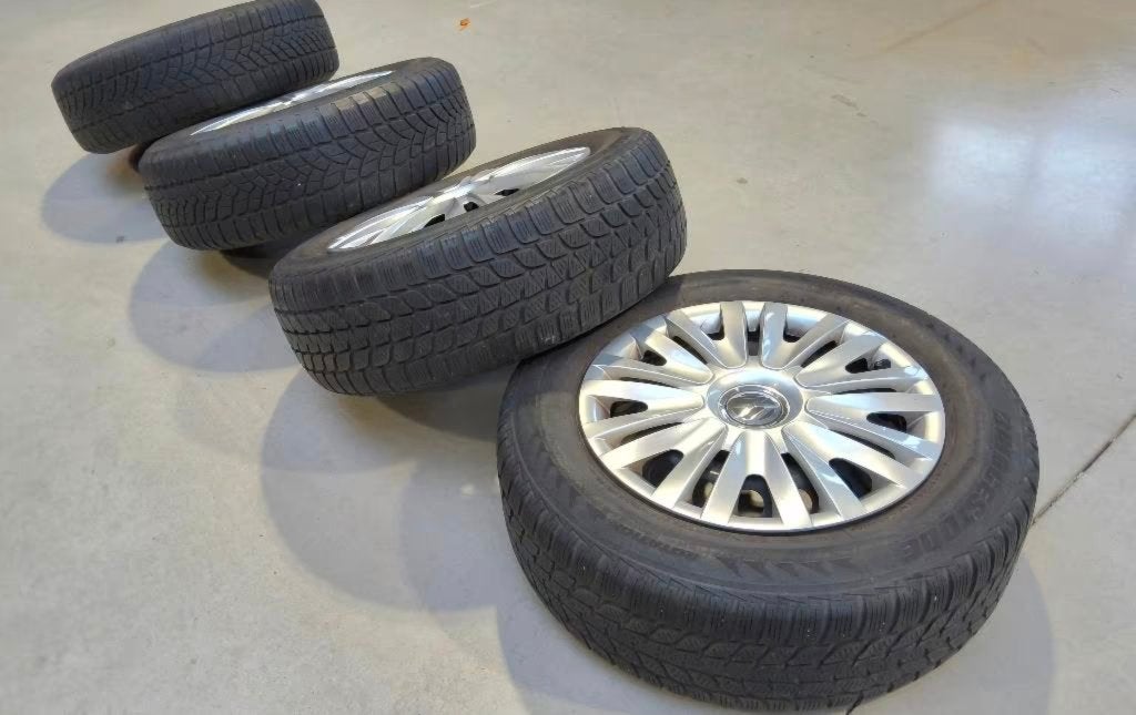Pneus hiver 195/65-15 avec des jantes Volkswagen., Autos : Pièces & Accessoires, 15 pouces, Pneus et Jantes, Pneus hiver, Enlèvement