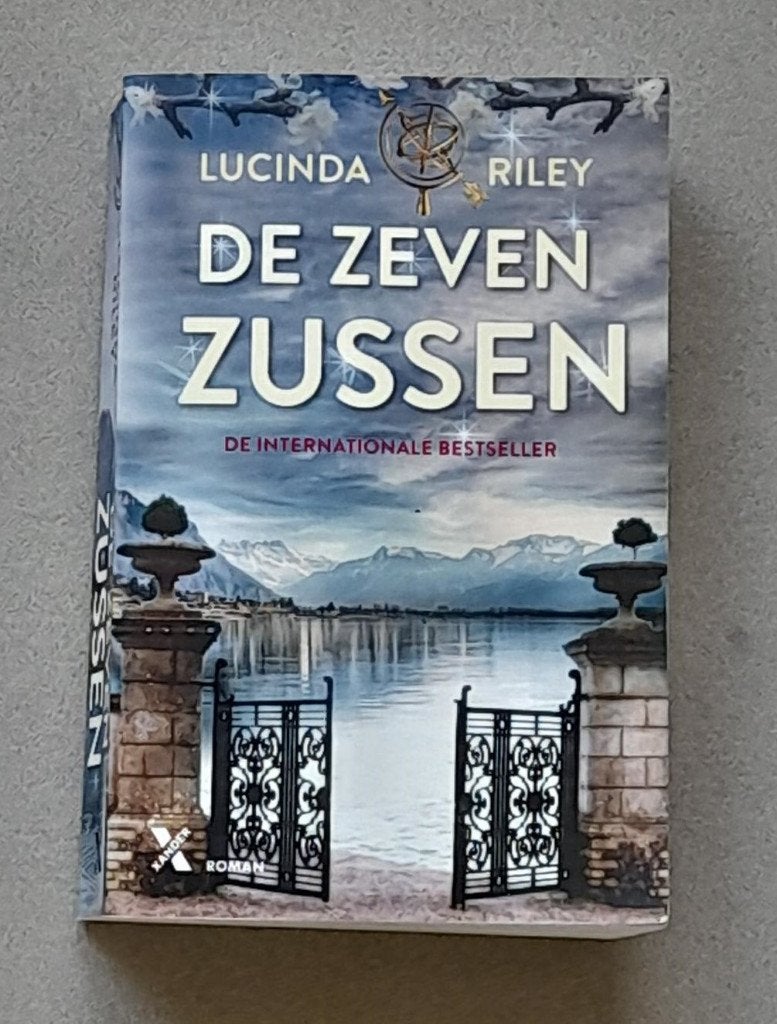 Lucinda Riley – De Zeven Zussen – deel 1, Lucinda Riley, Ophalen of Verzenden, Zo goed als nieuw, Nederland