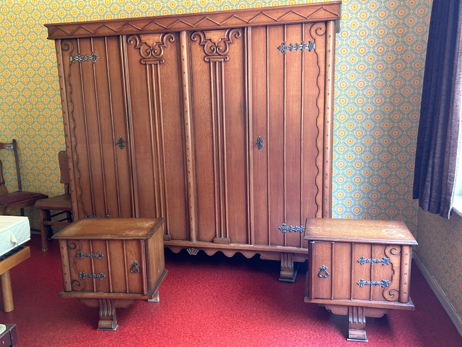 Armoire ancienne de caractère avec table de chevet assortie, Enlèvement