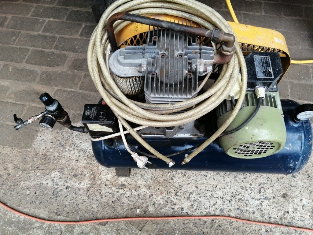 Compresseur, 25 à 100 litres, Enlèvement, Utilisé, 6 à 10 bars
