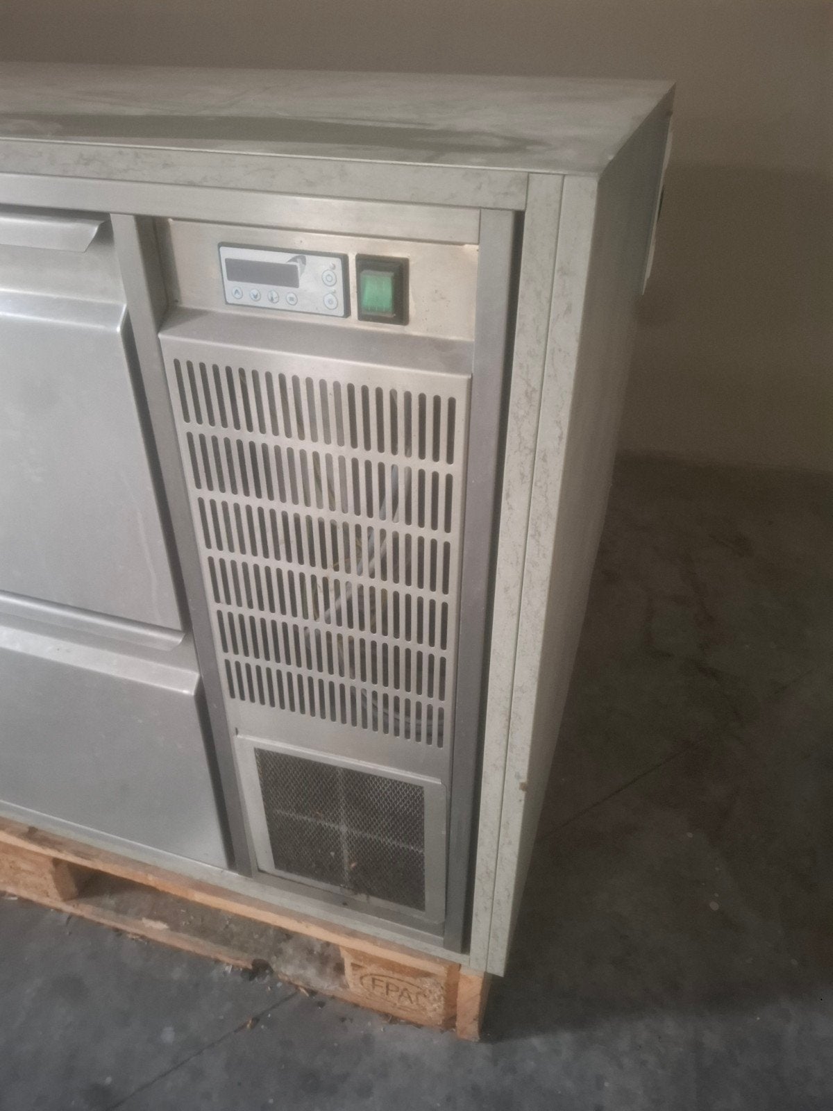 Werkbank. Koeltoog inox met koelvakken en afwas, Ophalen