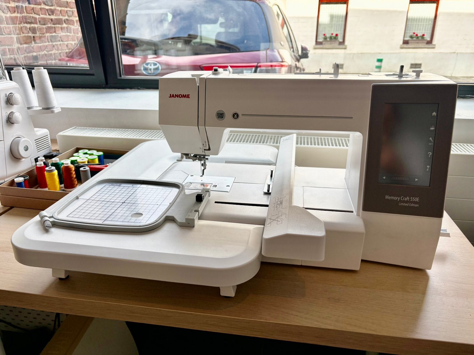 Machine à broder Janome Memory Craft 550E  Logiciel compris, Hobby & Loisirs créatifs, Broderie & Machines à broder, Comme neuf