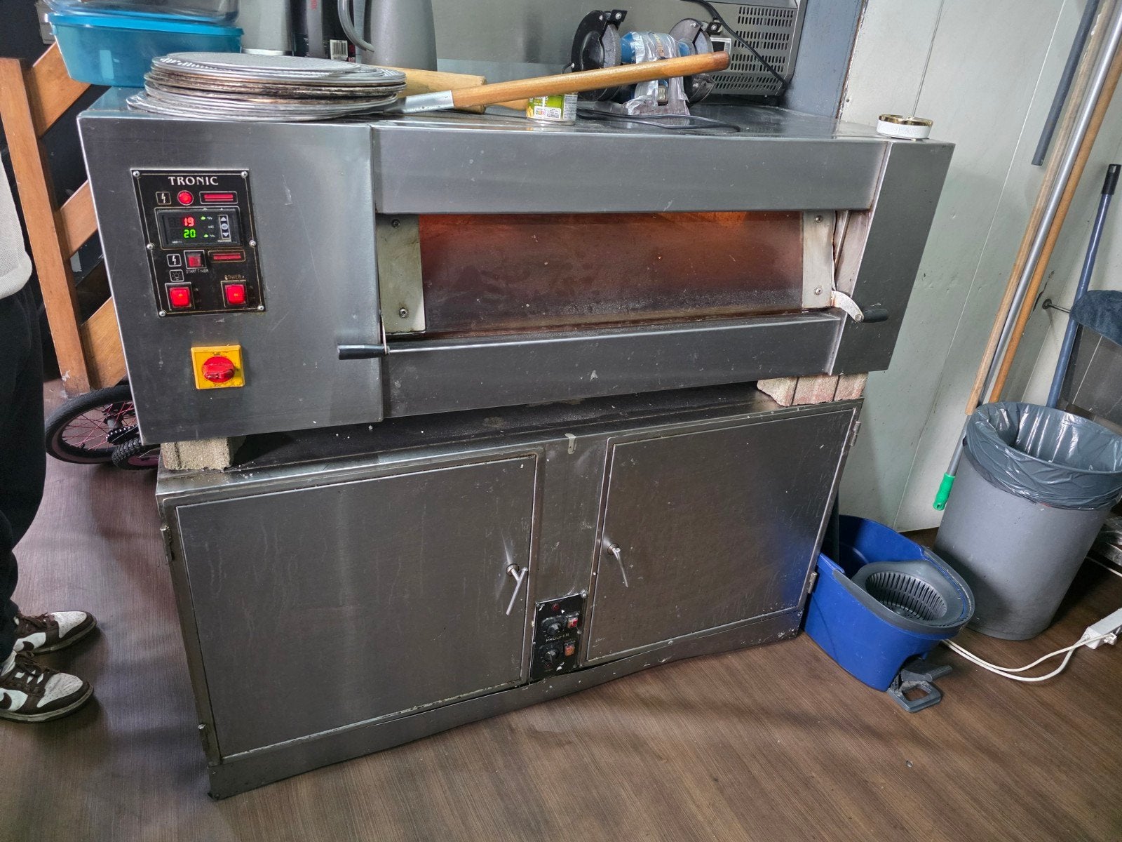 Pizza oven, Ophalen