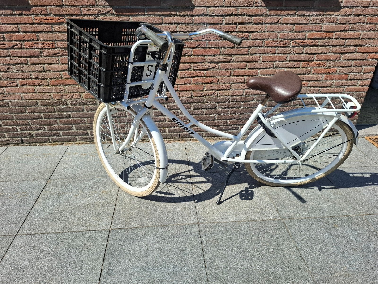 witte meisjesfiets met mandje, Ophalen, Terugtraprem
