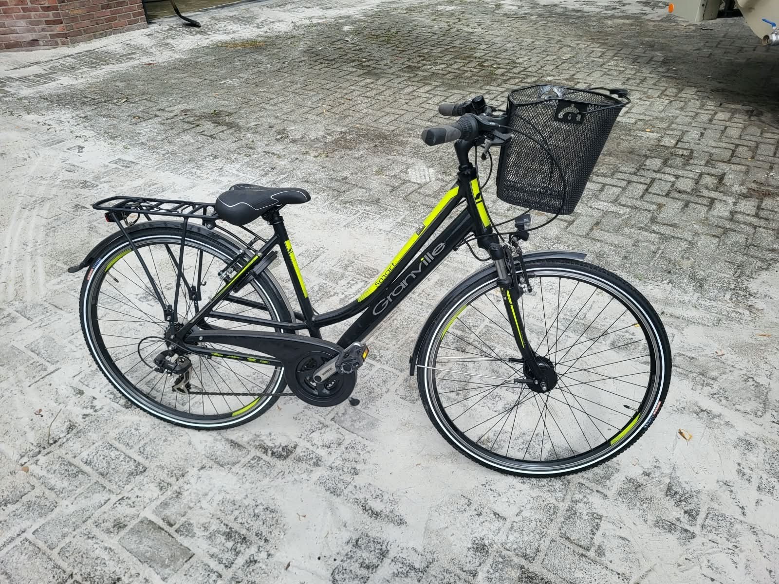 Damesfiets met slot en mandje, Ophalen