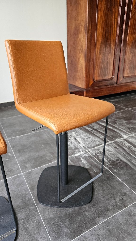 3 moderne barkrukken leder - cognac kleur - zeer goede staat, Ophalen, Kunststof, In hoogte verstelbaar, Zo goed als nieuw