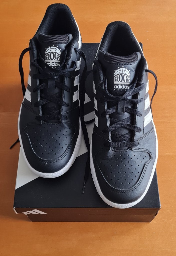 ADIDAS HOOPS schoenen maat 46 bijna nieuw(1 week oud) €30, Kleding | Heren, Schoenen, Ophalen of Verzenden