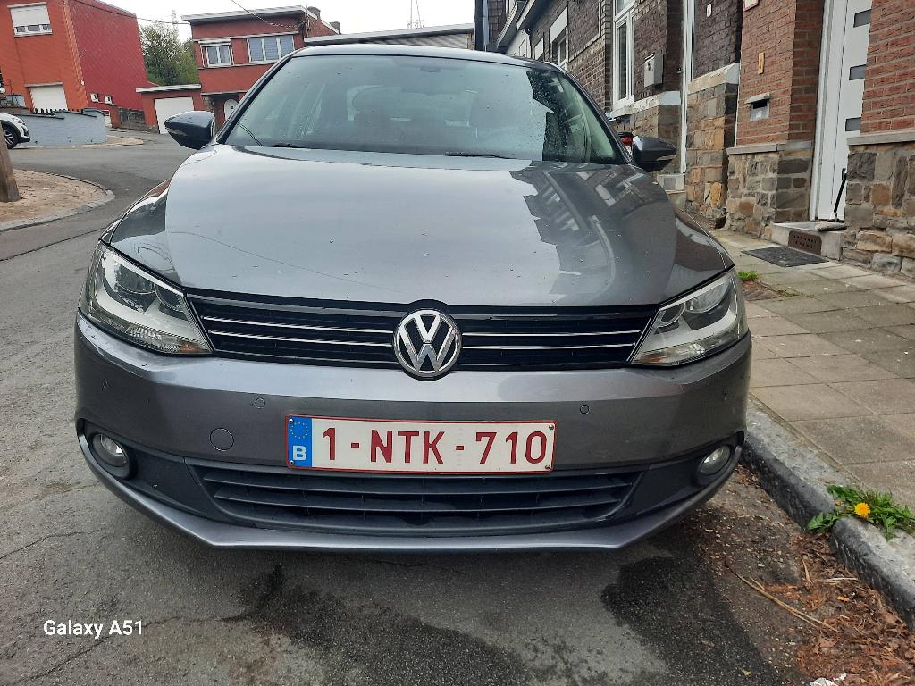 VOLKSWAGEN JETTA 1.6 TDI KLAAR VOOR REGISTRATIE, Auto's, Voorwielaandrijving, Euro 5, Stof, Zwart