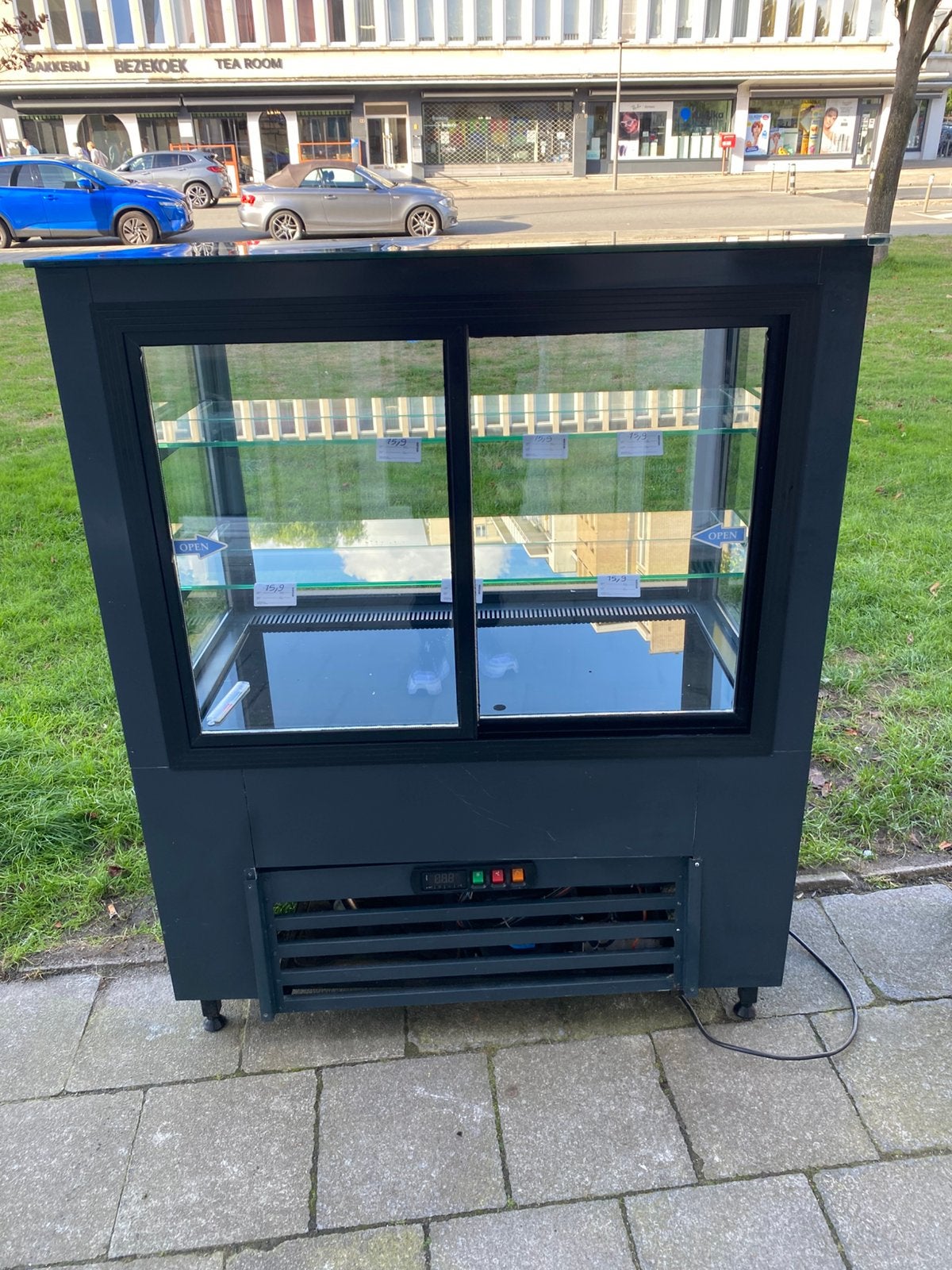 Bakerij/horica koelvitrine, Ophalen